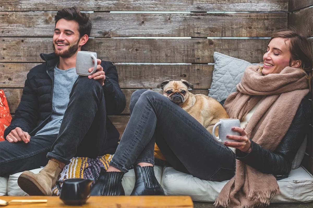 photo de deux personnes avec le sourire