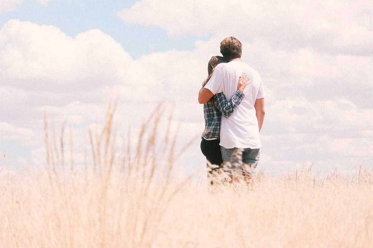 photo d'un couple dans un champs'